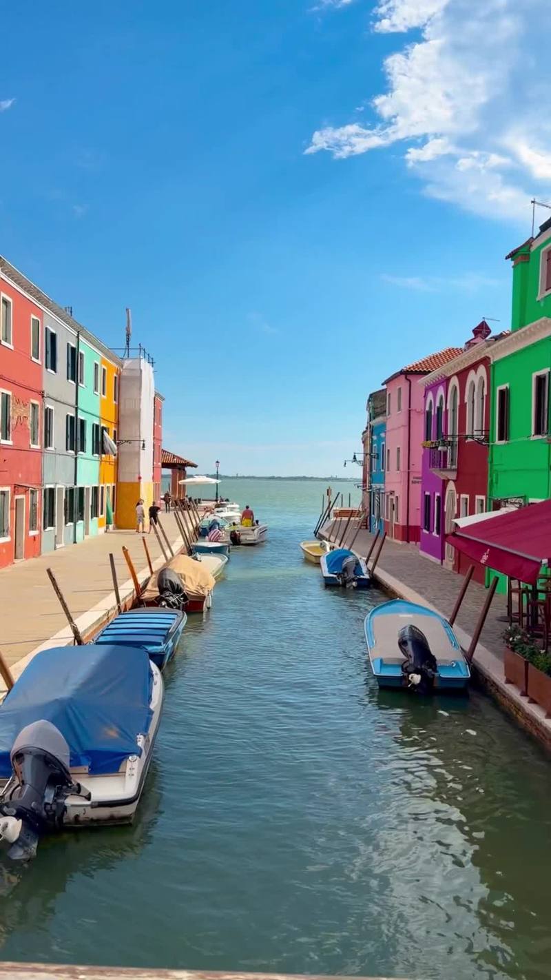 Video thumbnail for Colorful Canals of Burano near Venice