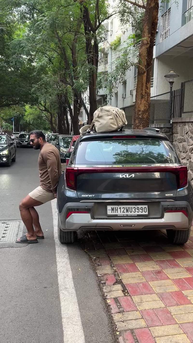Video thumbnail for Bodybuilder Pushes Stalled Car on Busy City Street