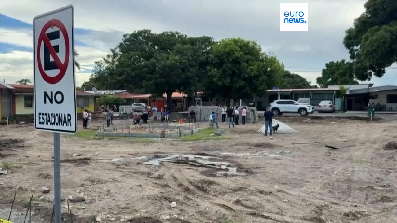 Video thumbnail for Powerful 7.7-magnitude earthquake strikes Panama, damaging buildings and injuring at least 27