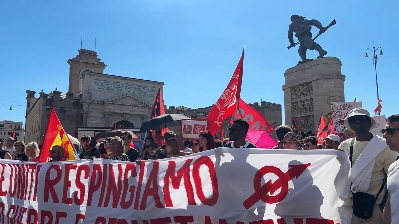 Video thumbnail for Italy: Far-right groups stage demonstration near Colosseum in Rome (2).