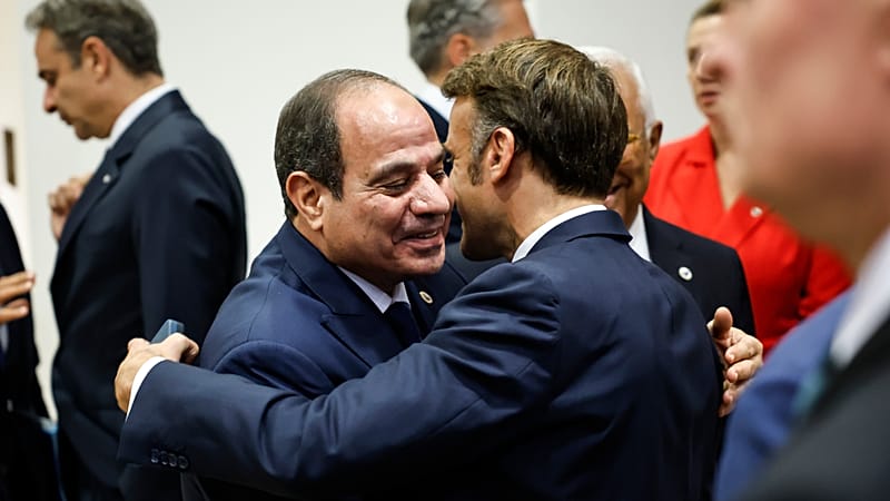 Video thumbnail for Macron tours East Africa in break with 'Francafrique' strategy
