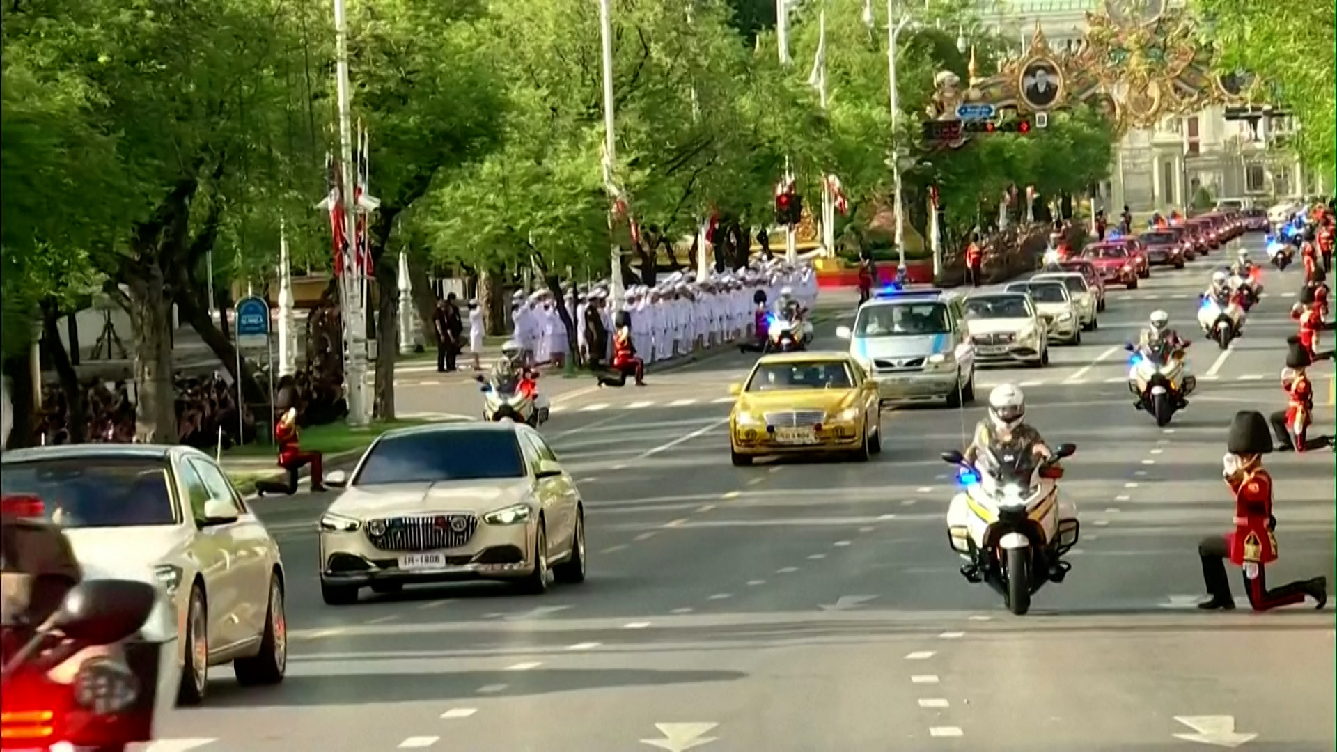 Video thumbnail for Thousands mourn Thai princess as body taken to lie in state in Bangkok