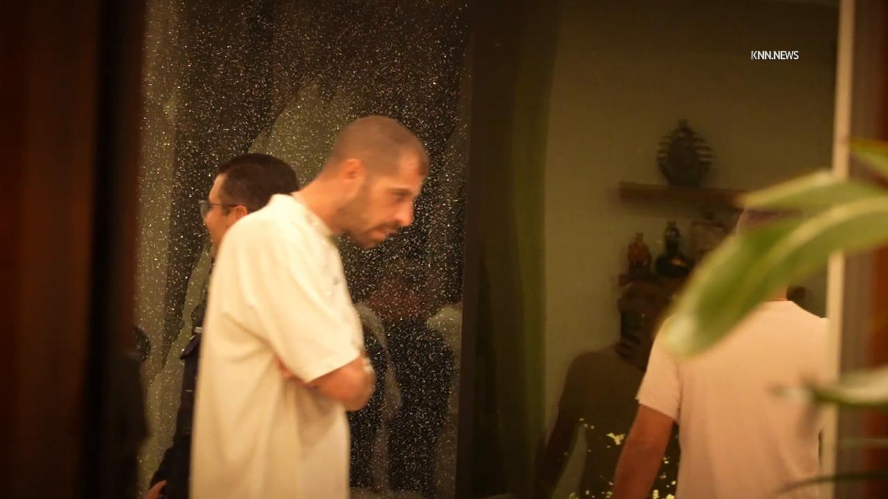 Video thumbnail for US, Los Angeles: Sherman Oaks Suspects Flee After Breaking into Home.