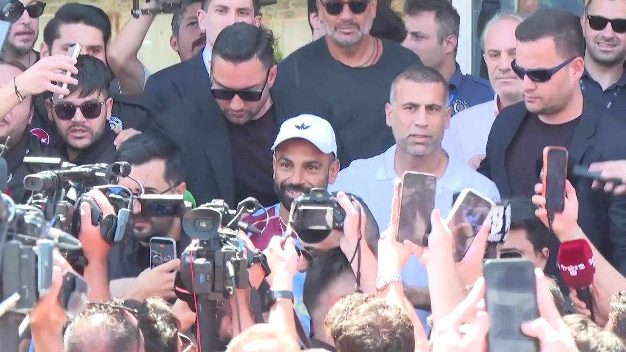Video thumbnail for Türkiye: Mohamed Salah welcomed by Trabzonspor fans in Istanbul.