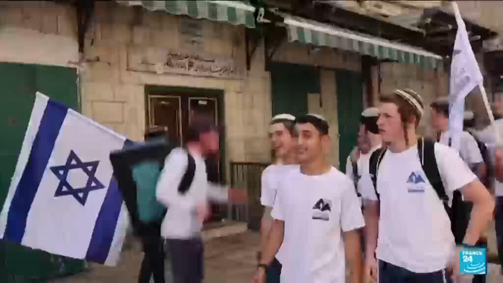 Video thumbnail for Israelis chant threats, anti-Palestinian slogans at Jerusalem Day march