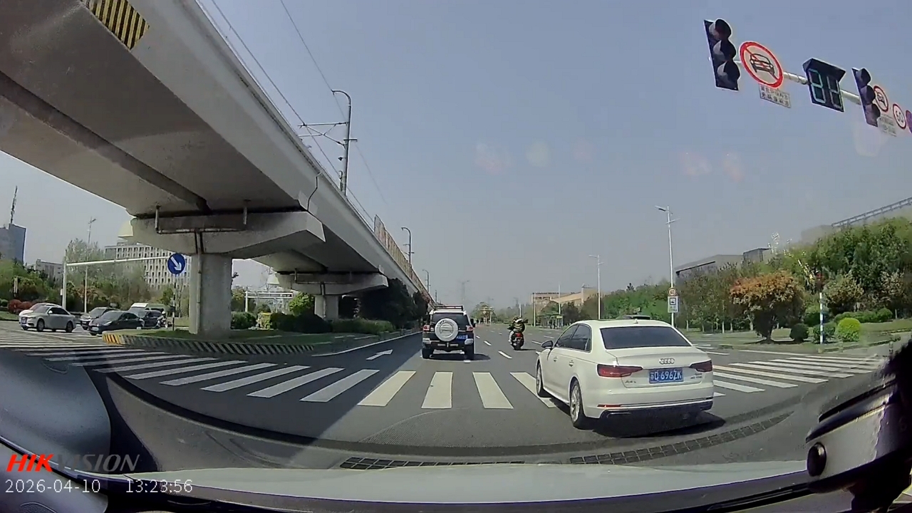 Video thumbnail for High-Speed Car Overtake Sparks Motorcycle Crash in Jiangsu