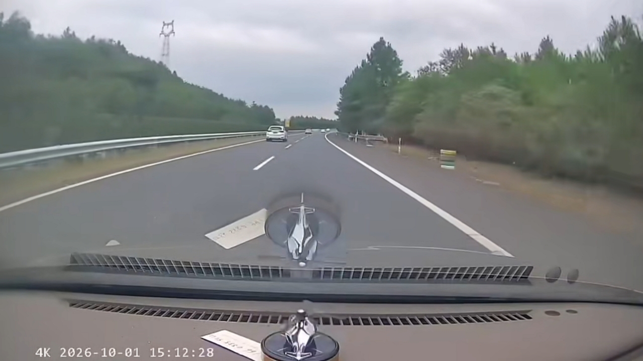 Video thumbnail for Car Wobbles and Hits Guardrail on Zhejiang Highway