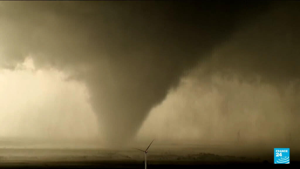 Video thumbnail for Tornado barrels through Oklahoma