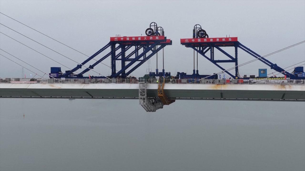Video thumbnail for China: Qinglongmen Grand Bridge achieves main span closure in Zhejiang.