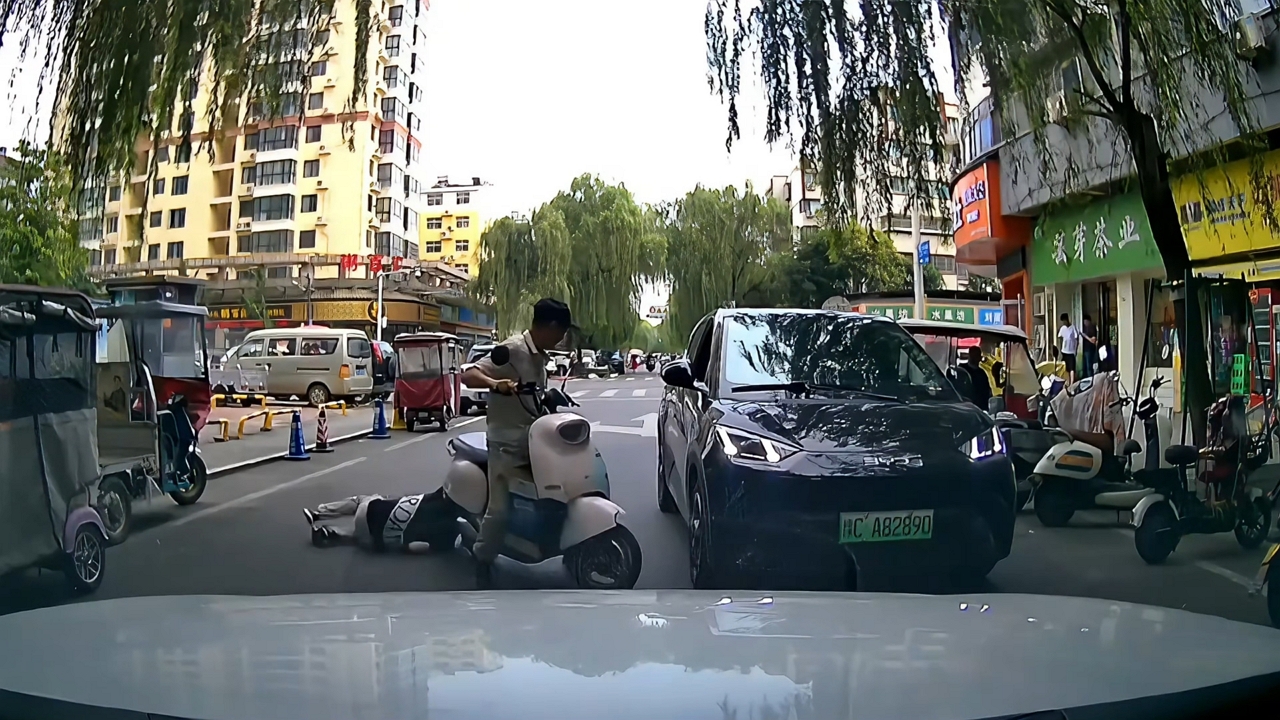 Video thumbnail for E-Scooter Passenger Takes a Tumble Through Tight Spot in Luoyang