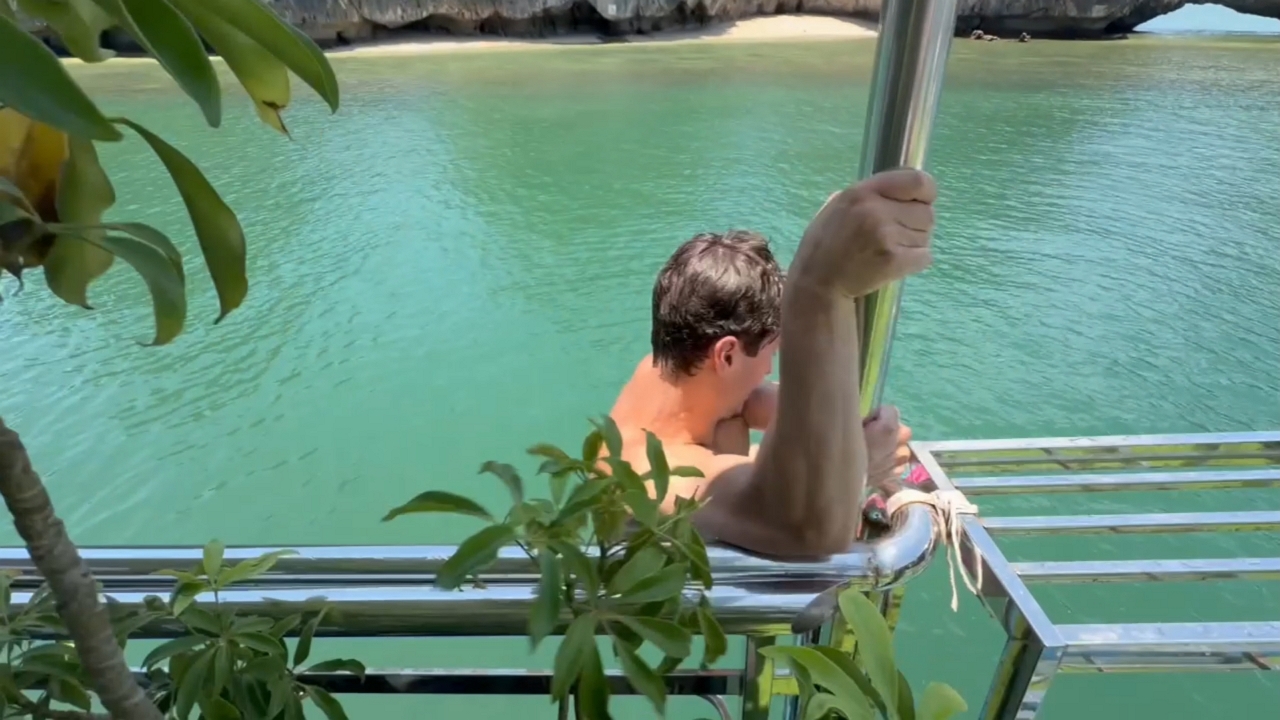 Video thumbnail for Man Slips into Water from Boarding Platform on Cát Bà Island