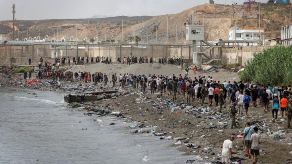 Video thumbnail for Morocco tightens security as migrants gather near Ceuta border