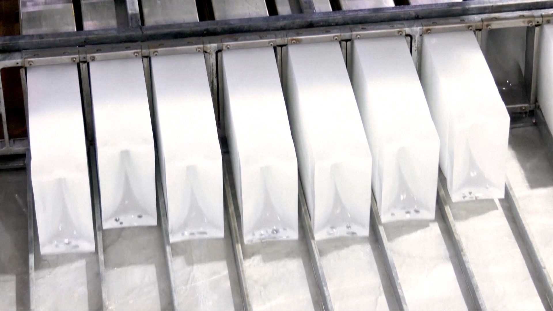 Video thumbnail for A closer look at an Egyptian ice maker’s eco-conscious tech