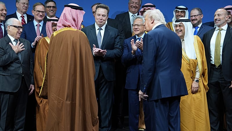 Video thumbnail for Donald Trump sets sights on solving another war