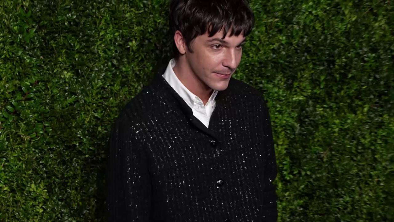Video thumbnail for UNCAPTIONED: Dakota Johnson reportedly splits from Role Model.