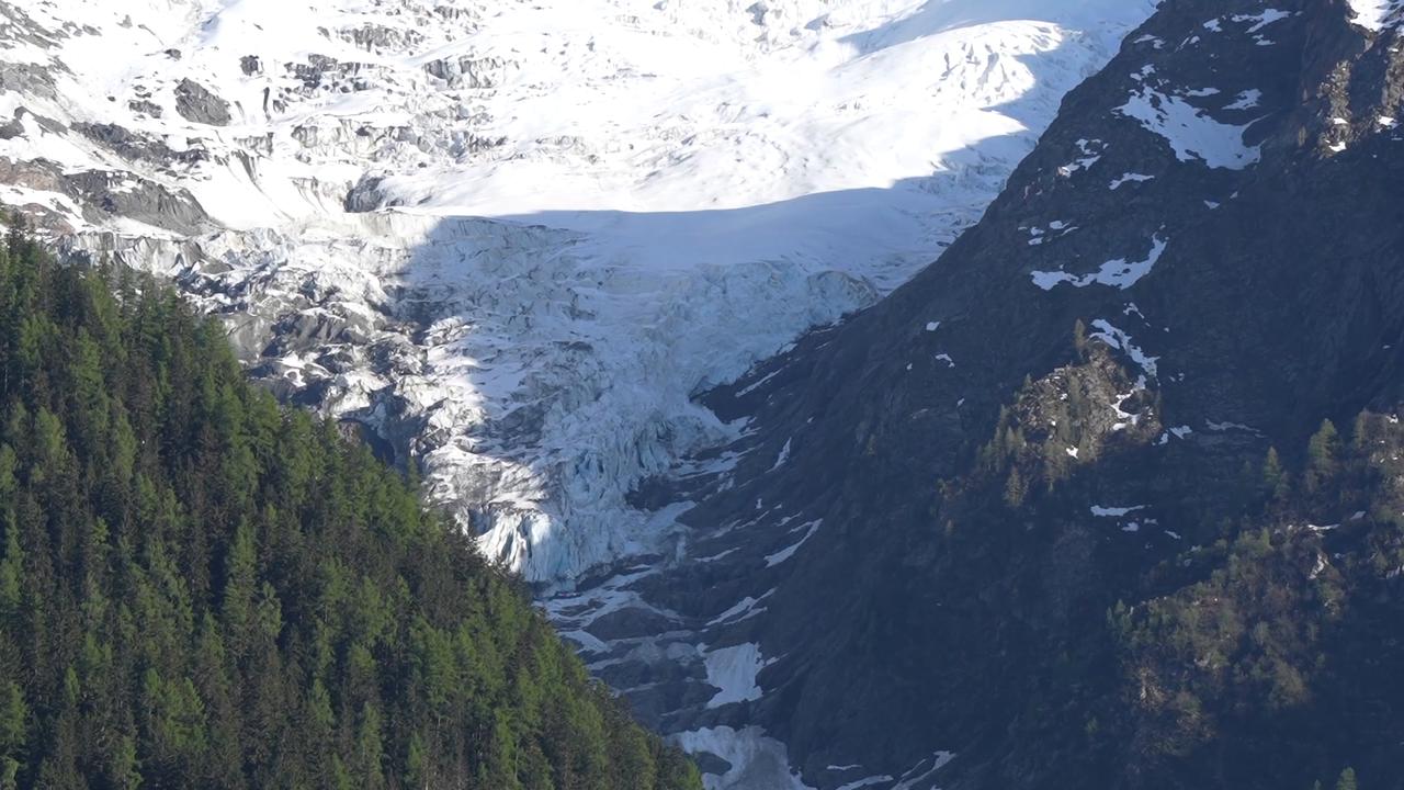 Video thumbnail for Switzerland: Swiss glaciers to lose all winter snow reserves by June as heat waves accelerate melting.