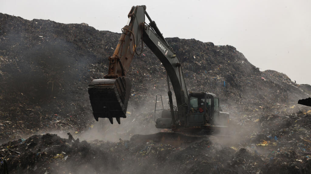 Video thumbnail for Guinea searches for survivors after landfill landslides kill 30