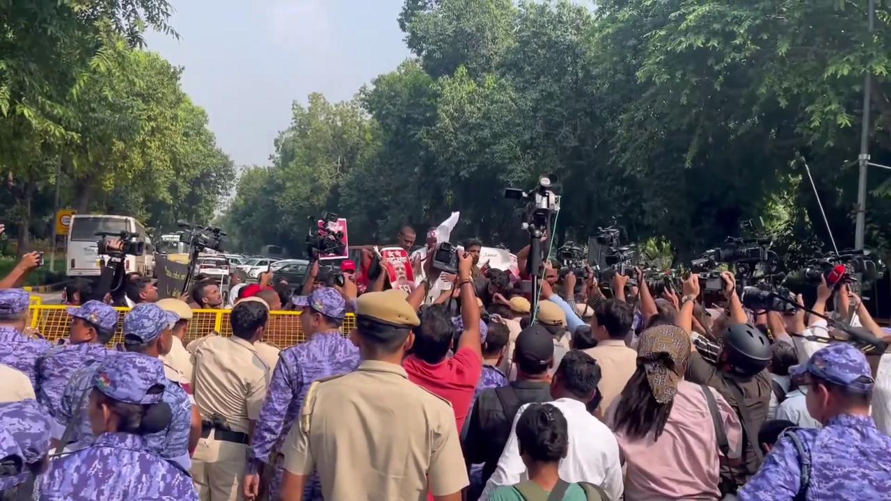 Video thumbnail for India: Police Stop Student Protesters Demanding Election Chief’s Resignation in New Delhi.
