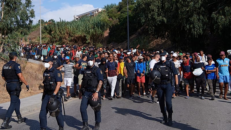 Video thumbnail for Spain moves hundreds of migrants from Ceuta beach to temporary shelters