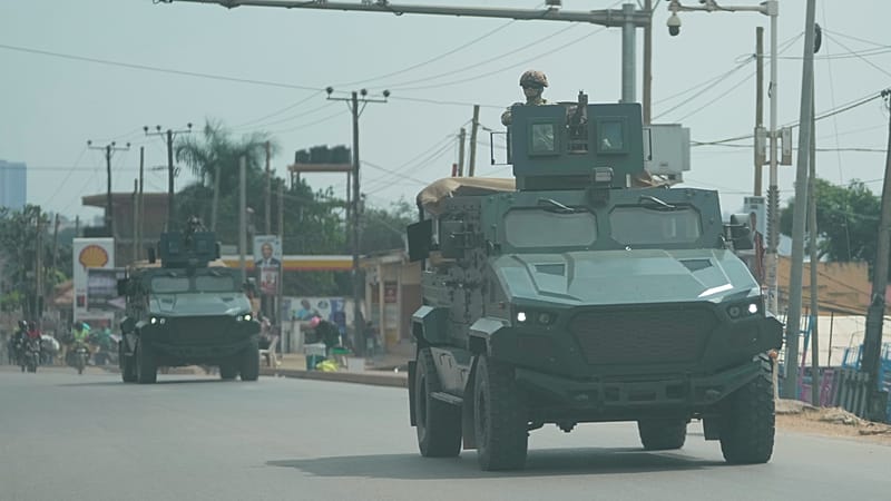 Video thumbnail for Uganda: tensions between police and protesters as Museveni leads polls