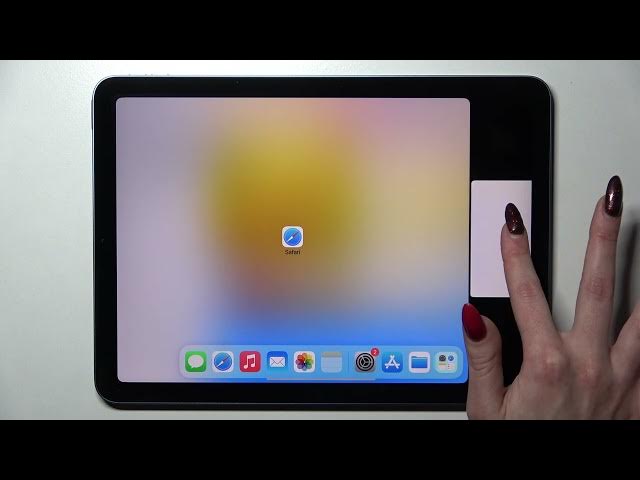 Video thumbnail for How to Enter Split Screen in iPad Air 2022 - Apple iPad Air 5th Gen WiFi