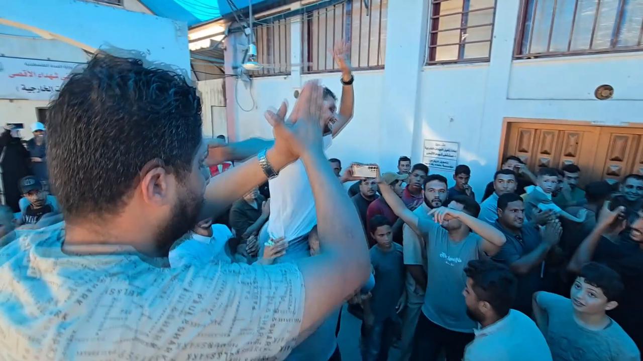 Video thumbnail for Israel releases 9 Palestinian detainees through Kerem Abu Salem crossing.