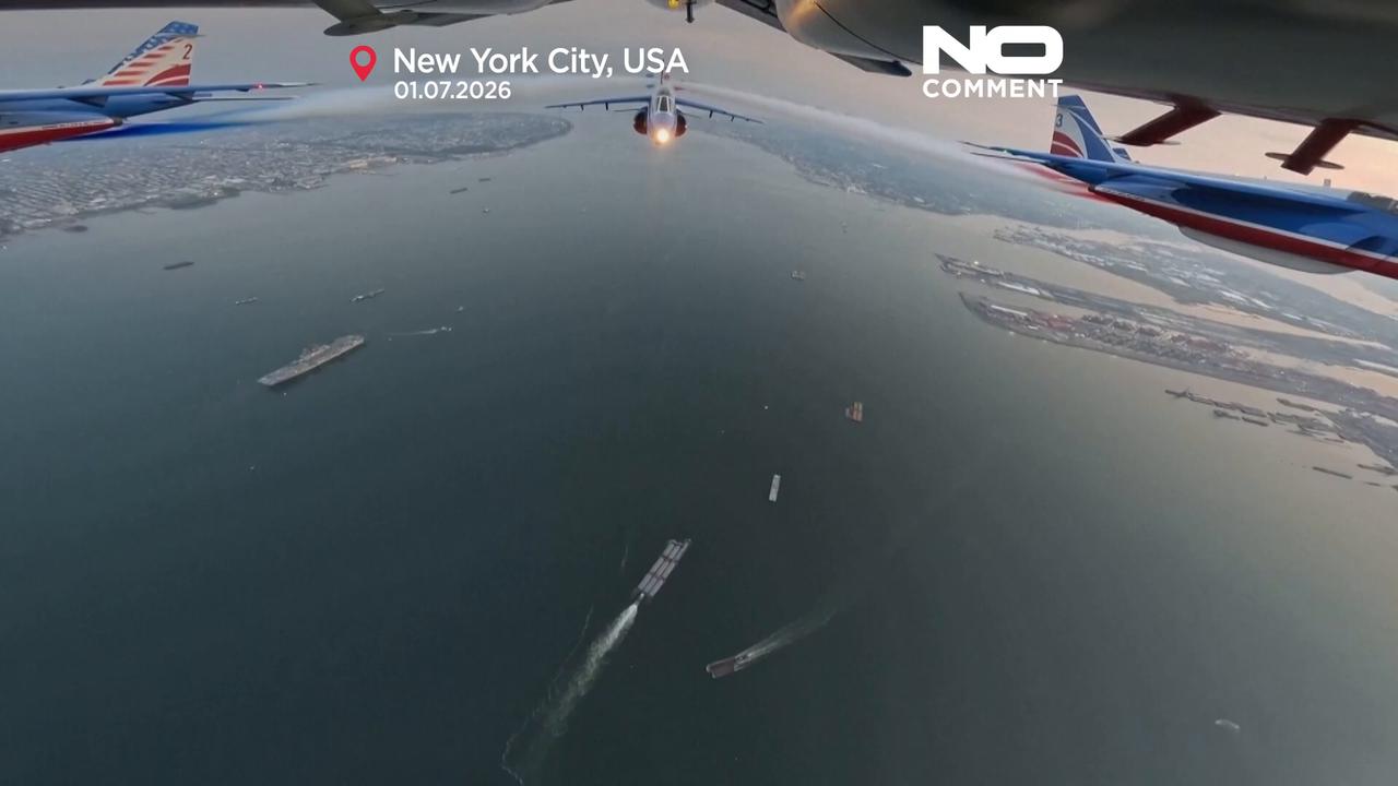 Video thumbnail for French aerobatic team stages flypast over New York for US anniversary