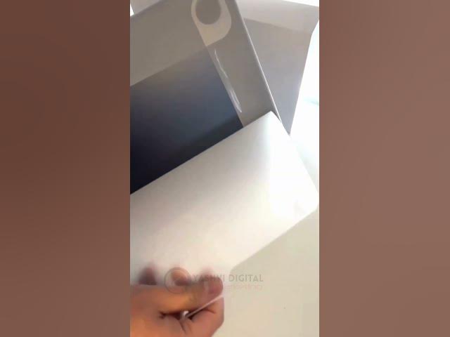 Video thumbnail for 🔥💻Unboxing the new MacBook Air M2! #macbookairm2 #unboxingshorts