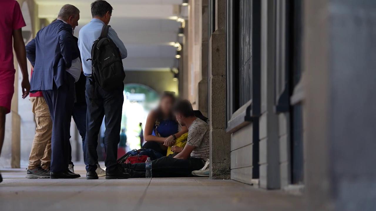 Video thumbnail for France: As France bakes, rough sleepers fight to survive record heatwave.
