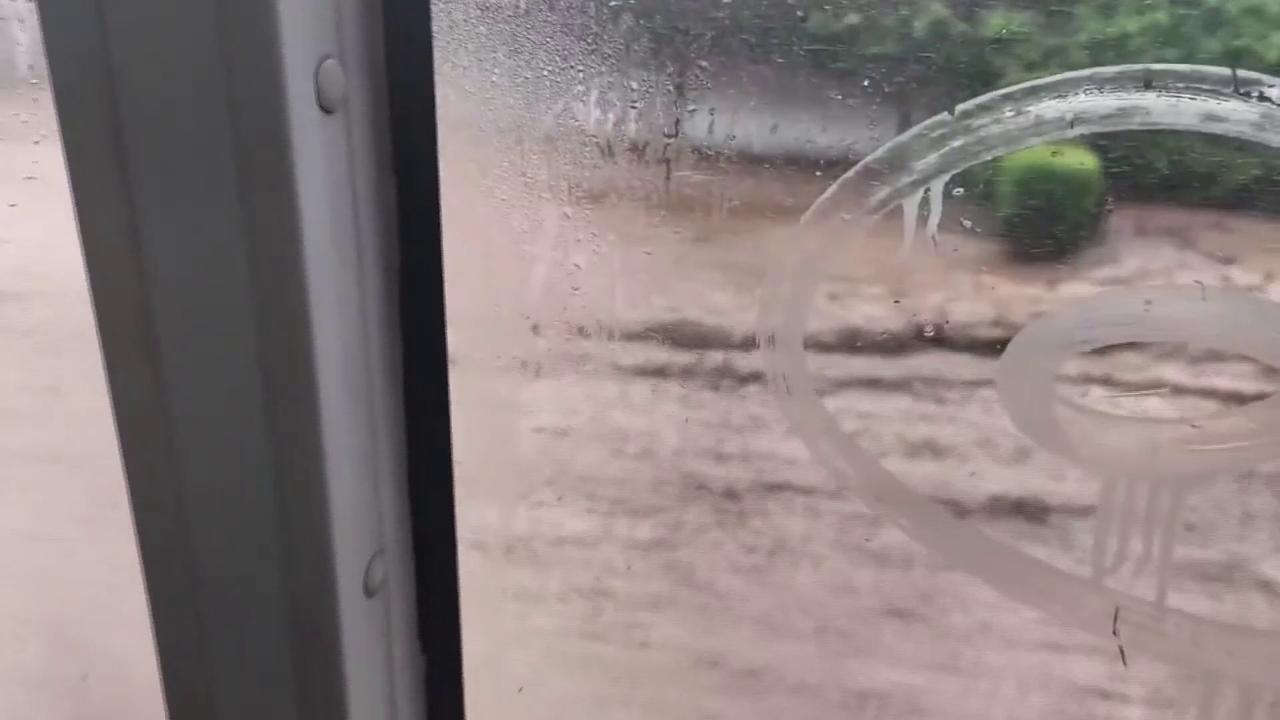 Video thumbnail for Chile: Flooded Roads In Santiago.