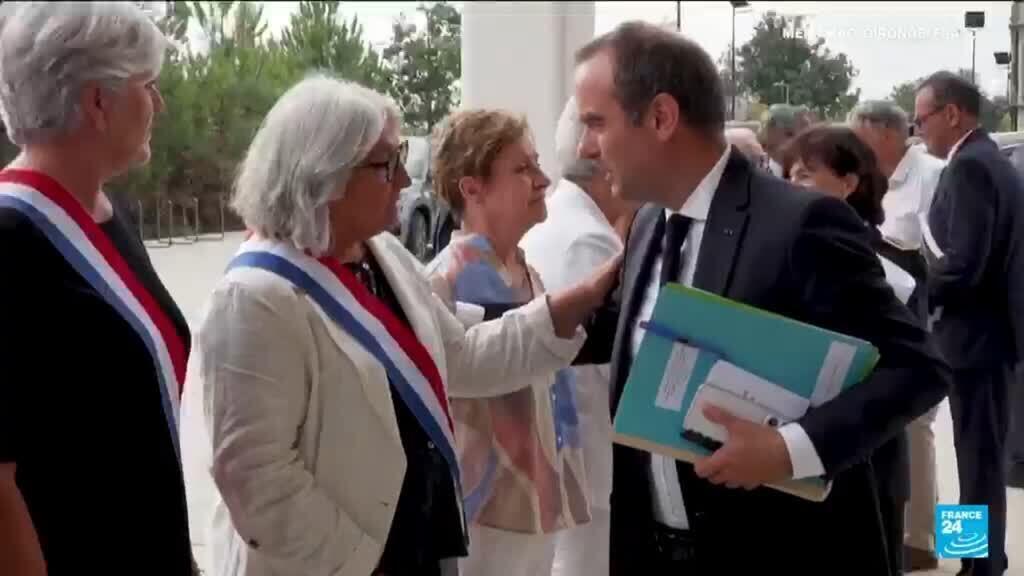 Video thumbnail for French PM announces support for fire-damaged villages after jeers from residents