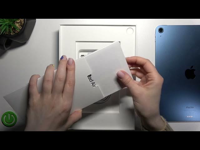 Video thumbnail for Everything that comes with iPad Air 5th Gen WiFi box - European Distribution