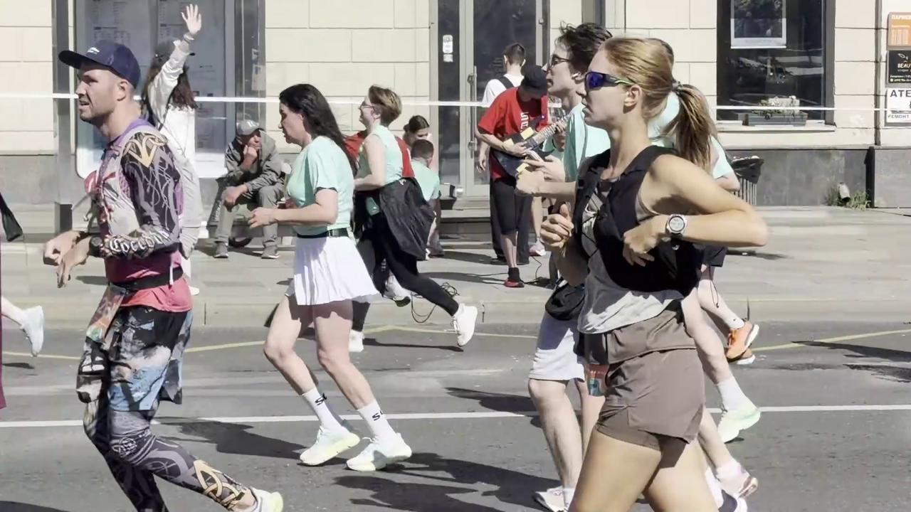 Video thumbnail for Russia: Great Festival of Running in Moscow.