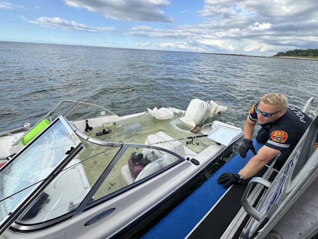 Video thumbnail for 5 people rescued from sinking vessel in Long Island Sound