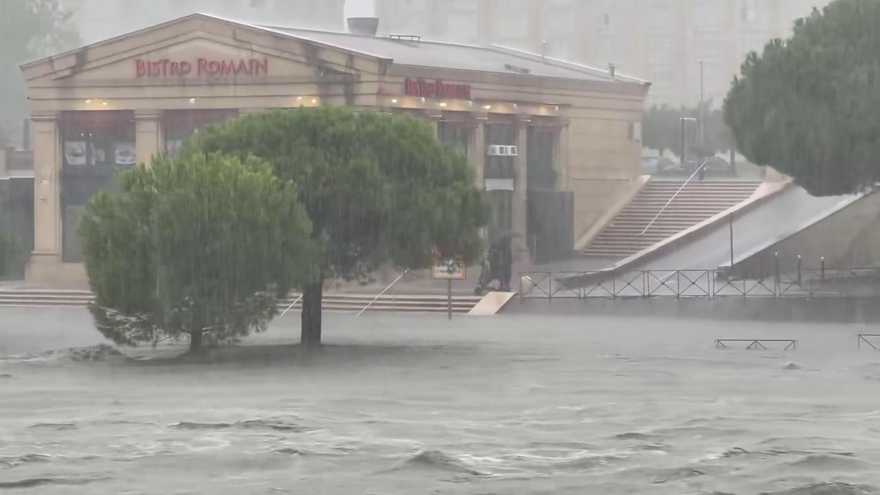 Video thumbnail for France: Torrential Rain Floods Montpellier, Halts Trams and Buses 4.