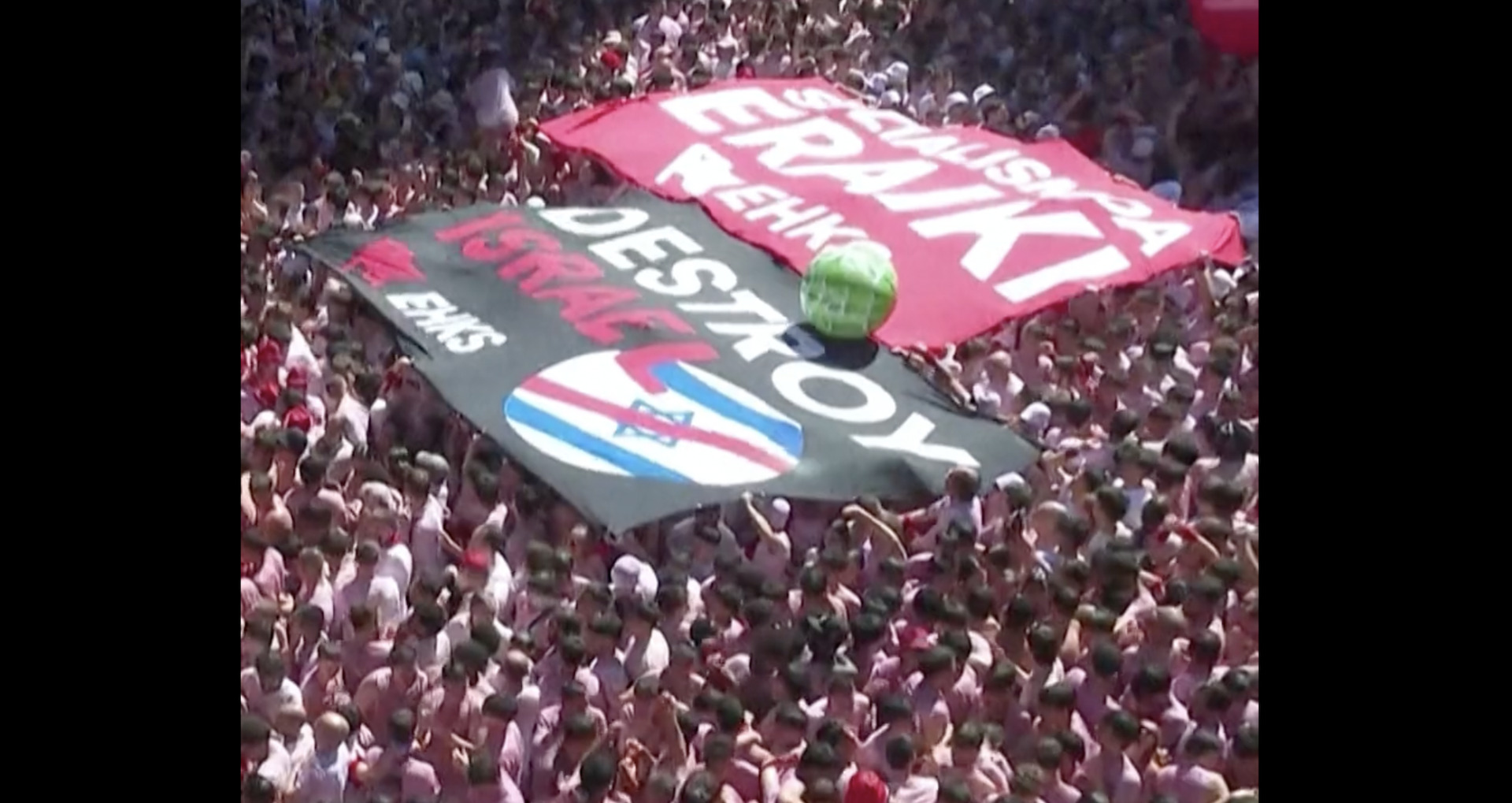 Video thumbnail for Crowds hold ‘destroy Israel’ banner at Spain’s Pamplona bull run