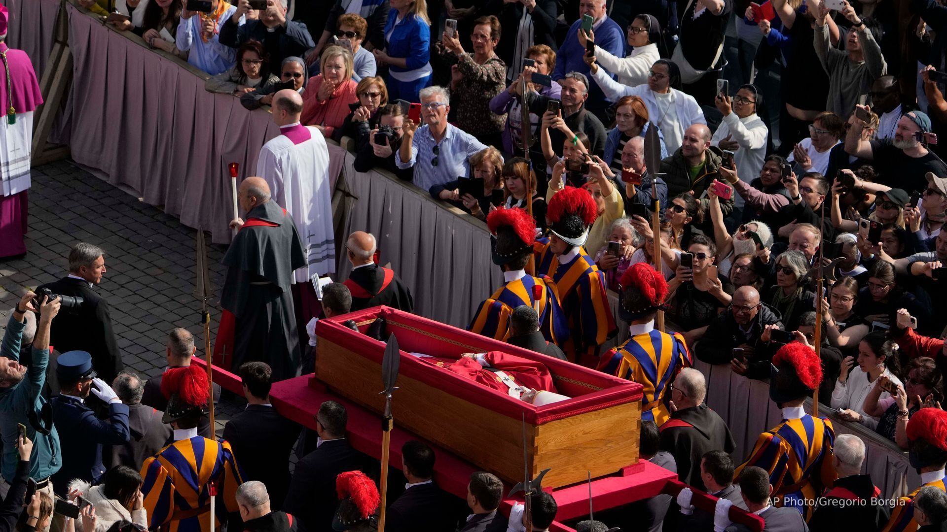 Video thumbnail for Thousands gather to pay their respects to Pope Francis