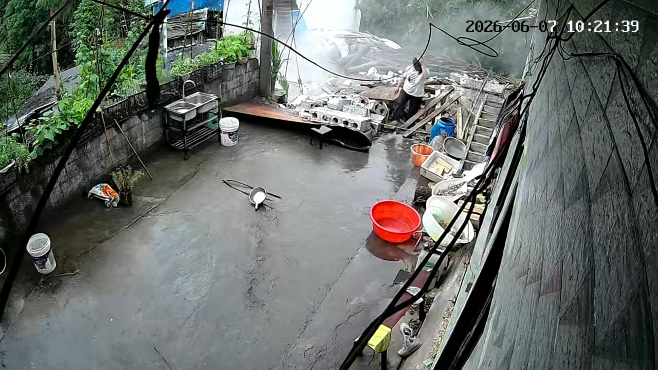 Video thumbnail for Outdoor Restroom Roof Collapses in Yunnan Rainstorm