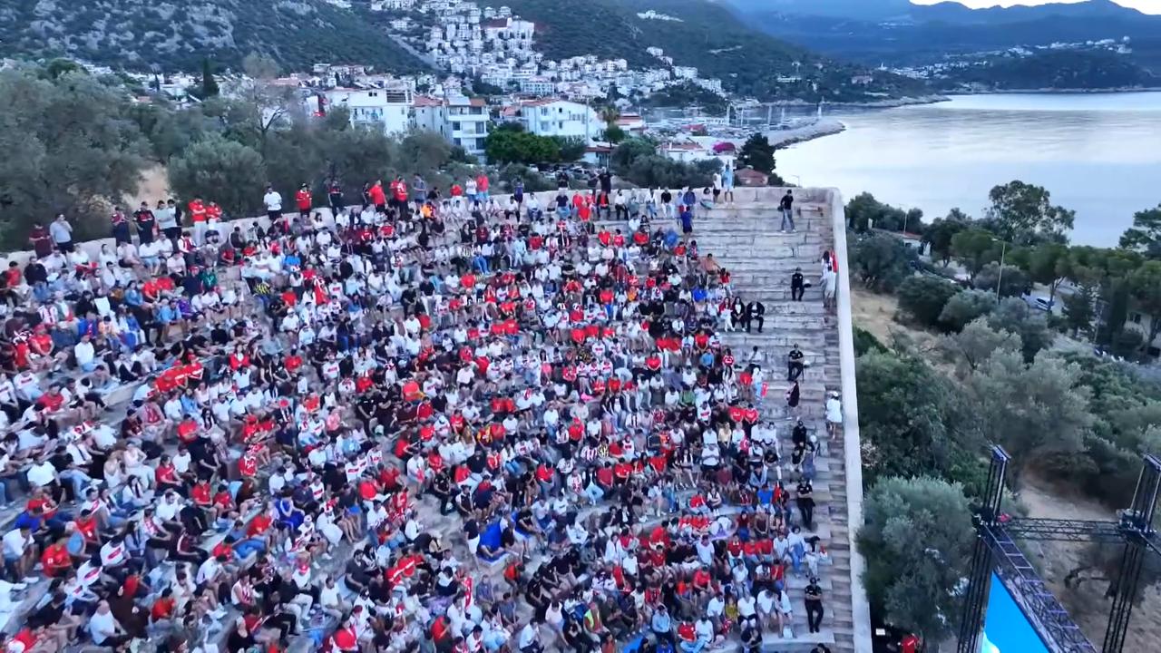 Video thumbnail for Türkiye: Turkish fans gather at ancient theater to watch World Cup clash with Paraguay (2).