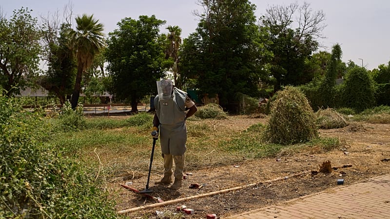 Video thumbnail for Unexploded landmines a hidden threat for residents in Sudanese capital