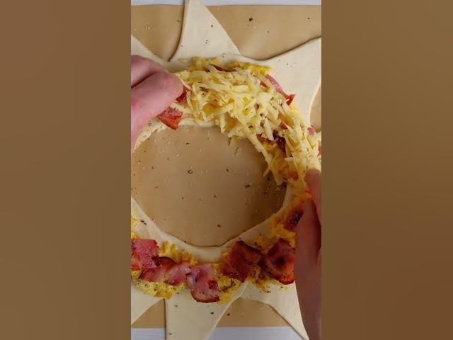 Video thumbnail for This Bacon and Eggs Ring is sure to get you a round of applause! Find more recipes on our website!