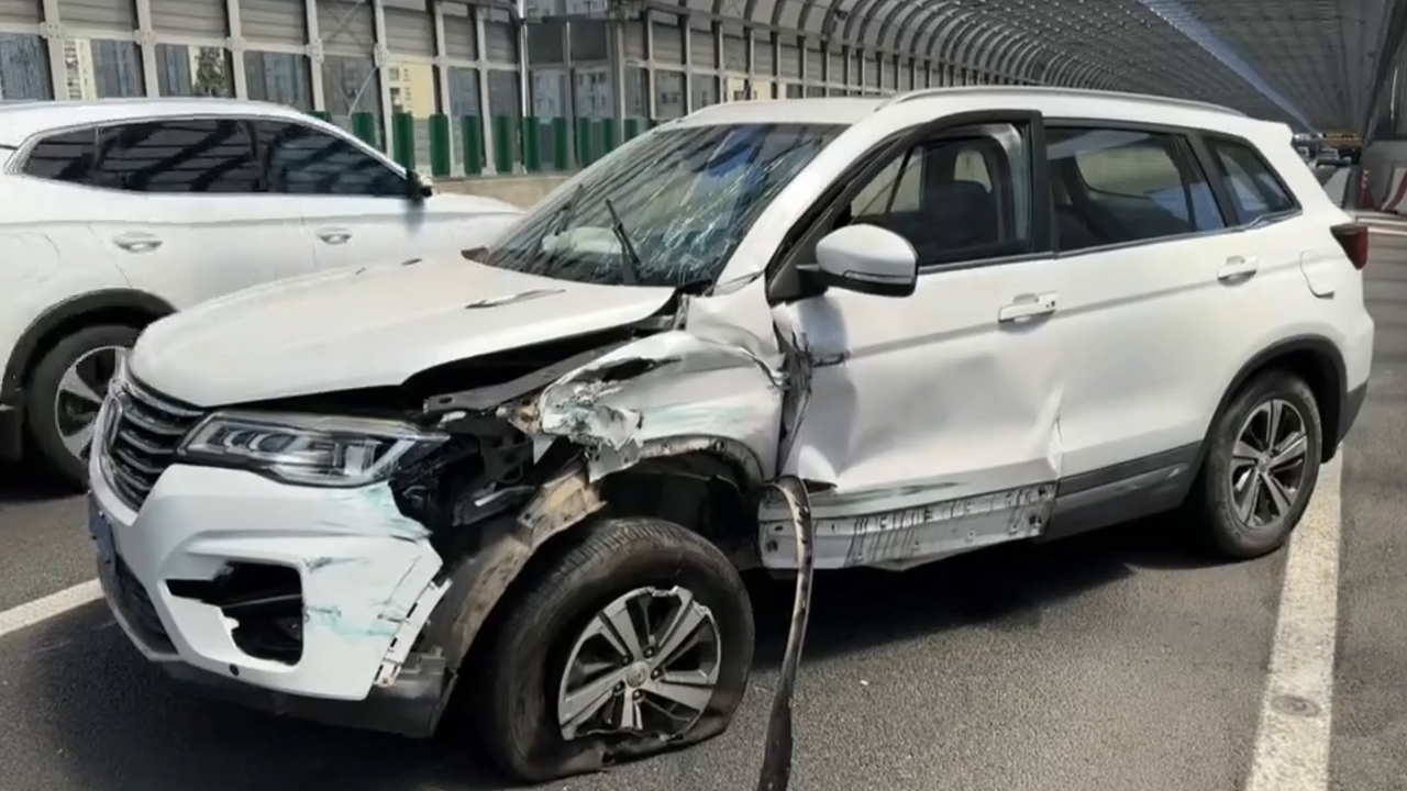 Video thumbnail for Driver Nods Off and Crashes on Shanghai Bridge