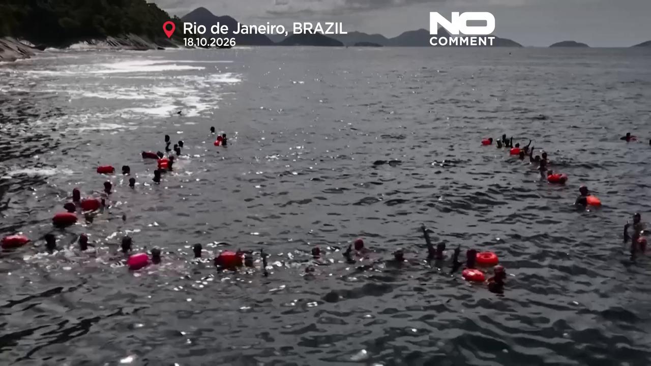 Video thumbnail for Lula supporters spell out his name in Rio waters before Brazil runoff