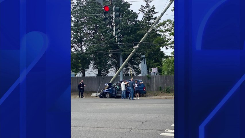 Video thumbnail for Minivan crashes into pole in Levittown