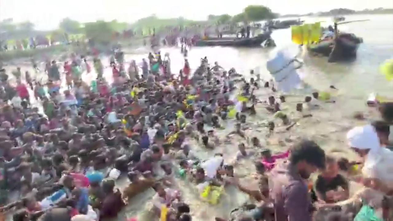 Video thumbnail for India: Crowds Wade Into Floodwater to Grab Relief Packets From Boat in Bihar.