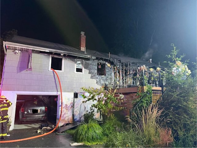 Video thumbnail for Oakland firefighters battle heavy flames in late-night house fire leaving 3 people displaced