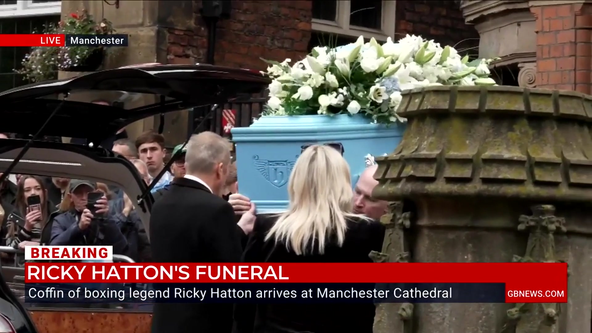 'Video thumbnail for WATCH: Touching moment Manchester crowd erupts into applause in tribute to Ricky Hatton'