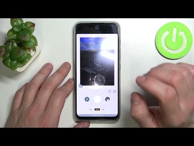 Video thumbnail for How to Use Front Camera via Showing Palm Gesture in Motorola Moto G71 5G - Access Shooting Methods
