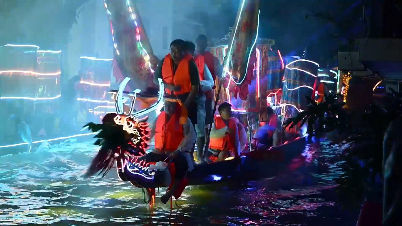 Video thumbnail for Thailand: Dragon Boat Festival in China.