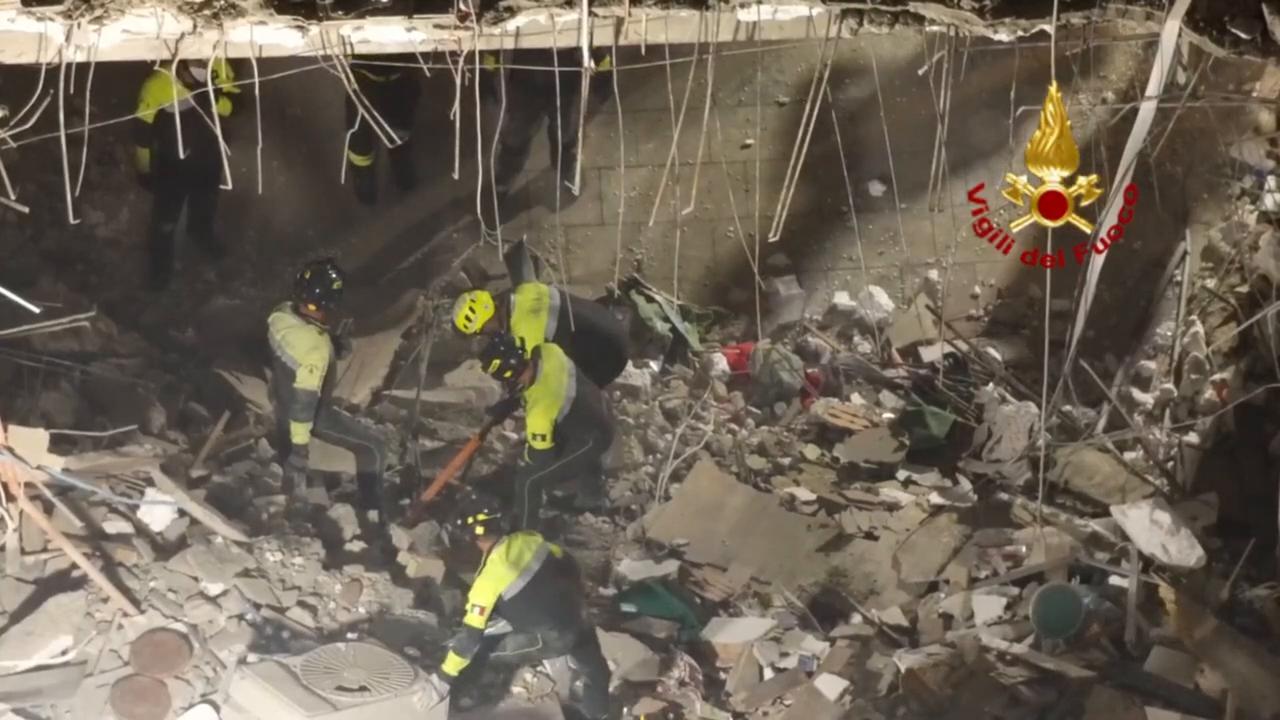 Video thumbnail for Italy: Italian firefighters recover body of man trapped in collapsed Messina building.